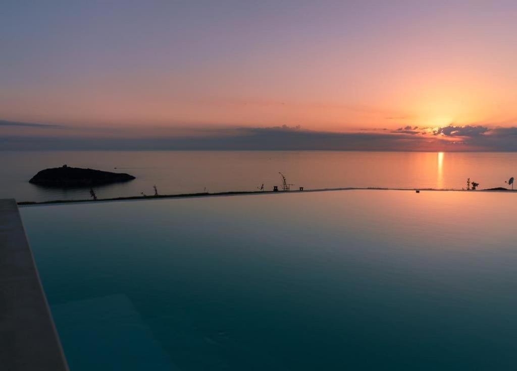 Luxury Villa Blue&Blanc Piscina A Sfioro Isola 迪亚曼特 外观 照片