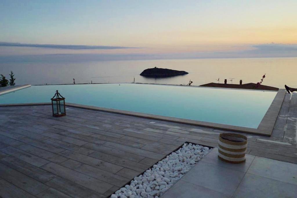 Luxury Villa Blue&Blanc Piscina A Sfioro Isola 迪亚曼特 外观 照片