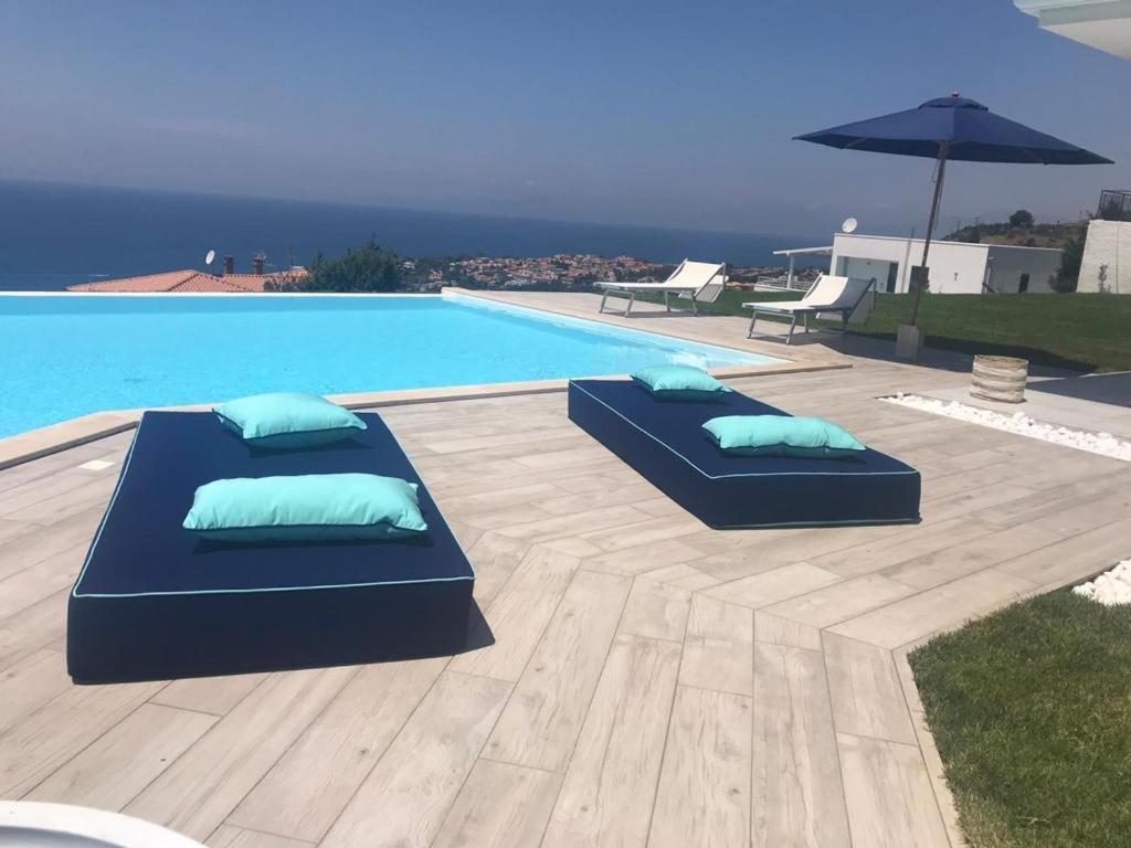 Luxury Villa Blue&Blanc Piscina A Sfioro Isola 迪亚曼特 外观 照片
